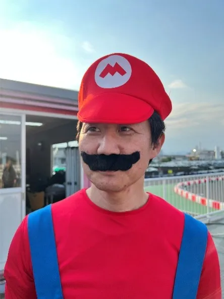 スーパーマリオの格好をした先生