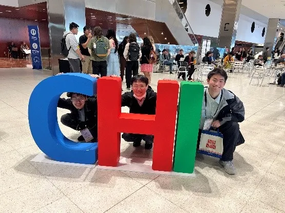 CHIのモニュメントと森岡・石原・真鍋先生